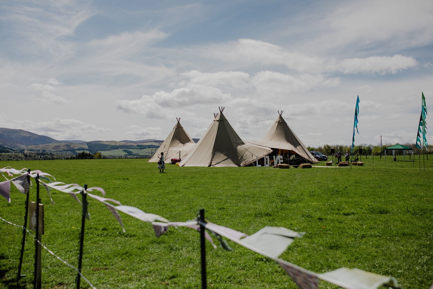 mariage de ferme de festival de tipi dans les tipis écossais de biggar de frontières dans le champ avec des drapeaux de festival