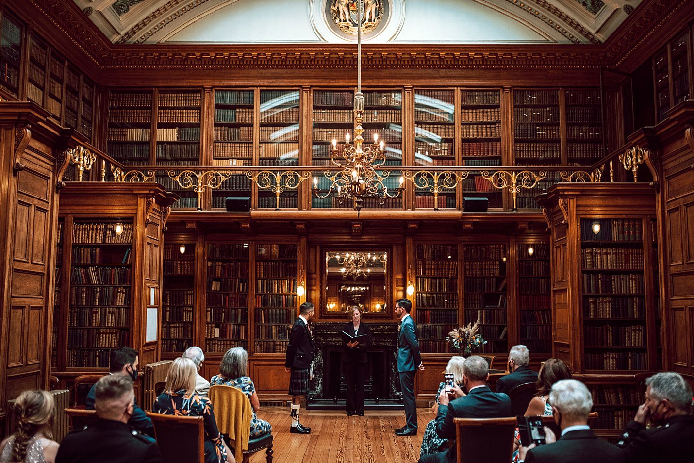 Royal College of Physicians Edinburgh groom and groom lambrissé de bois bibliothèque livres reliés en cuir