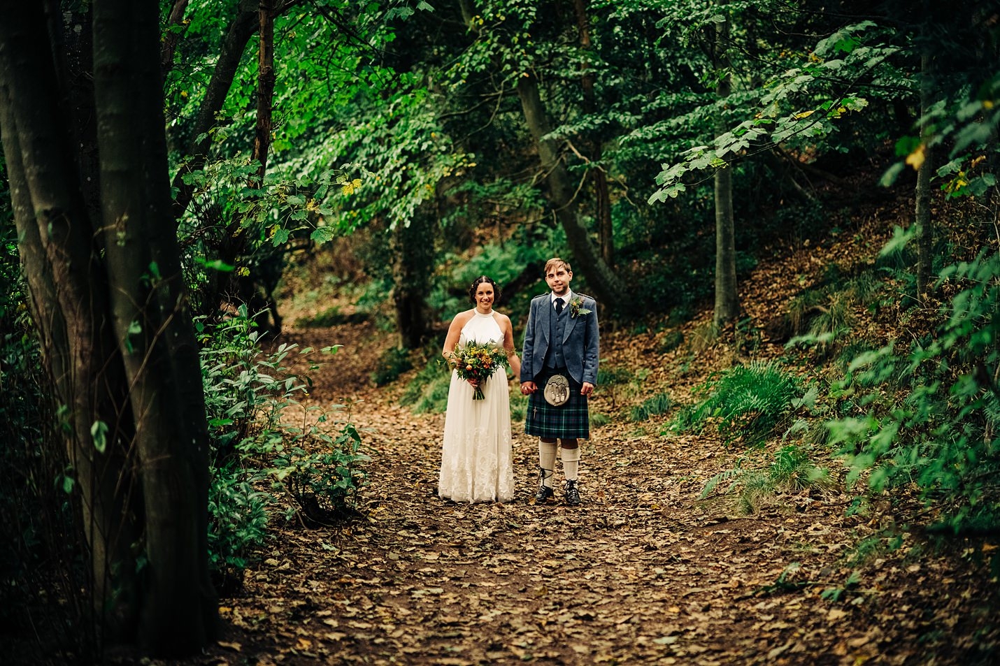 cambo estate woodland mariage mariée marié portrait freja mode nuptiale sur mesure deux pièces kilt traditionnel et sporran