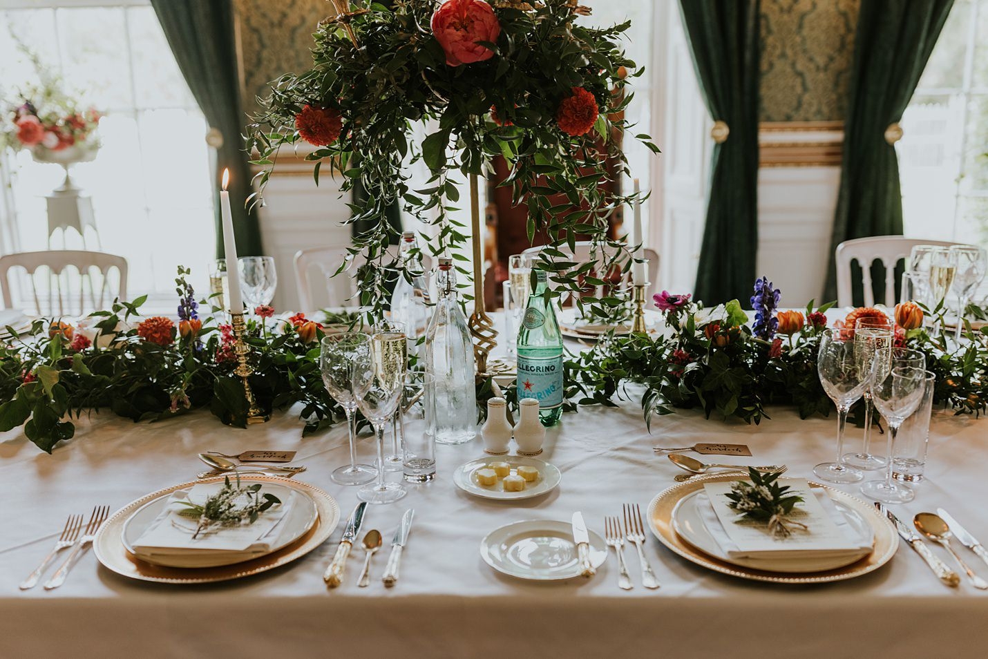 Salle de bal du château de Drumtochty Pavillon des fleurs table de mariage colorée bougies effilées bâtonnets de bougie dorés