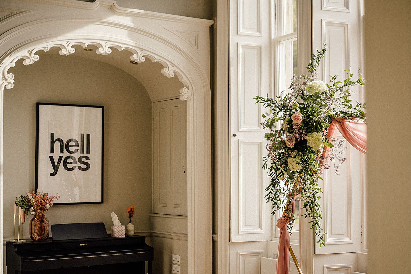 intérieur de la maison netherbyres, arche de fleurs pastel, fenêtre lambrissée