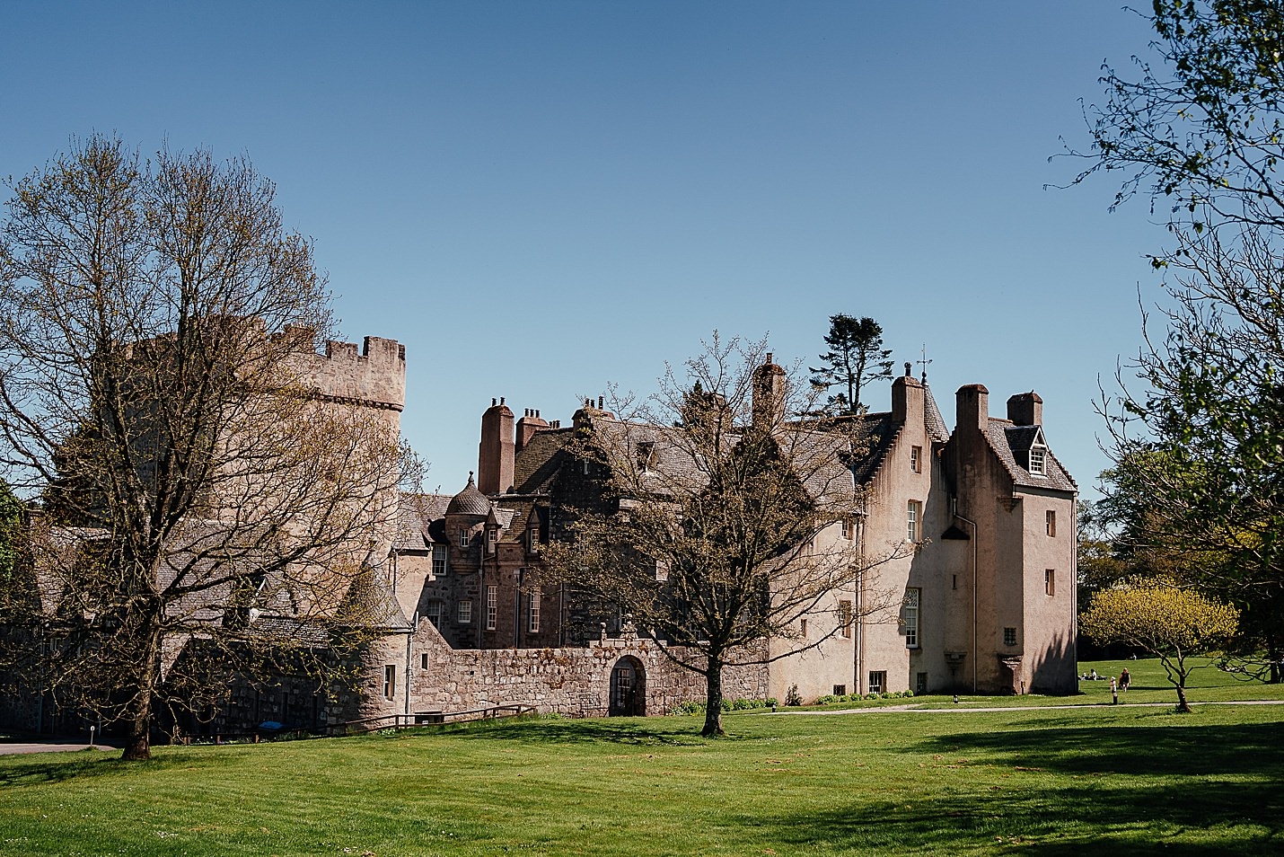drum castle wedding view of castle with blue skies in background and grass garden in forefront fotomaki photography